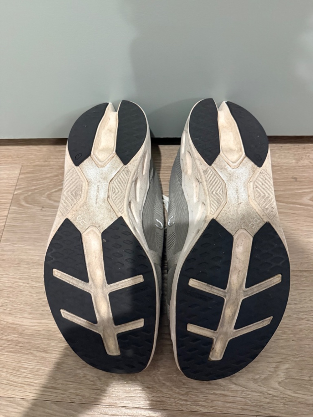 On Clouds Men Shoes - Picture 12 of 12